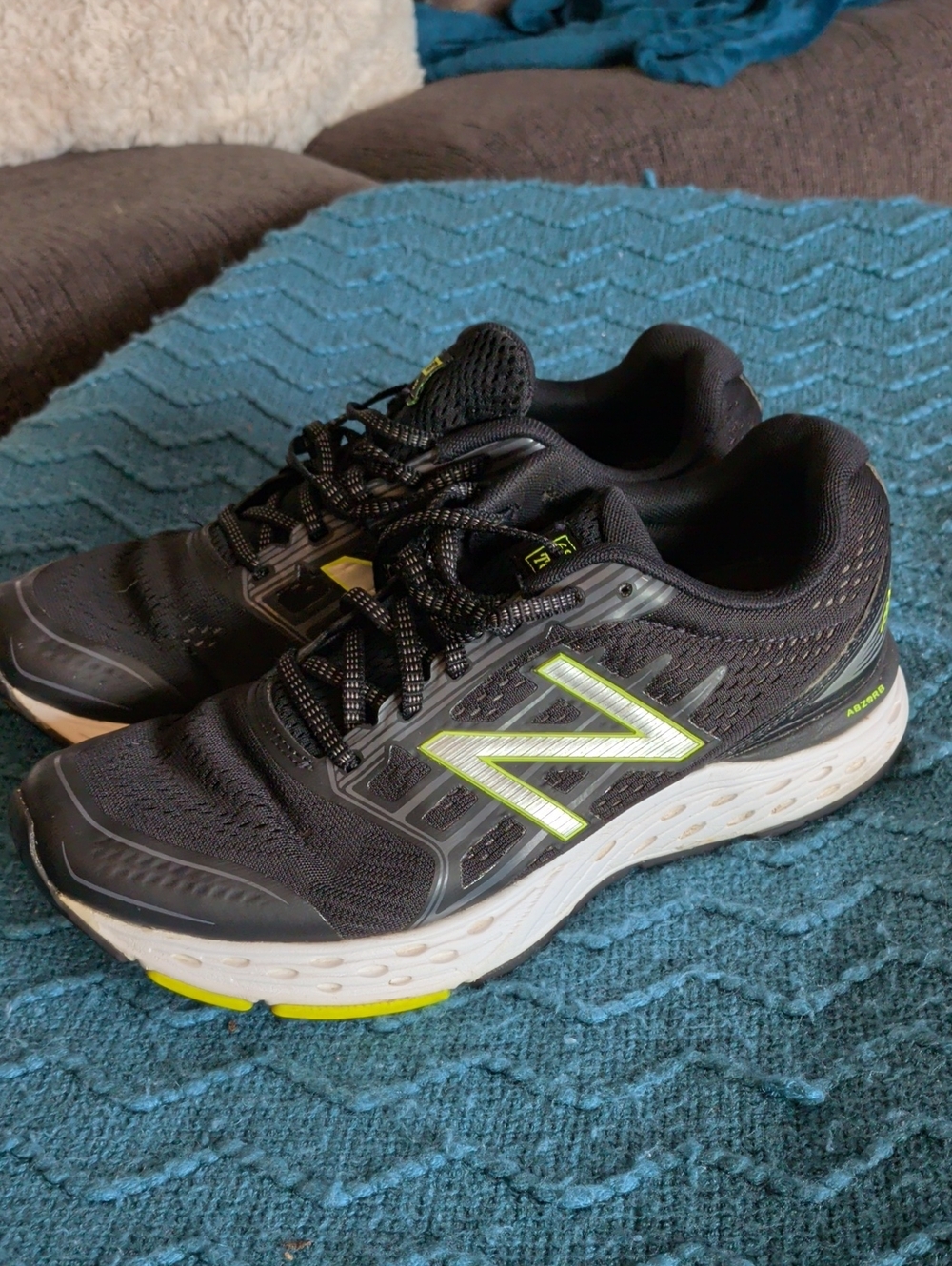New Balance Men's Black Running Shoes with Neon Yellow Trim